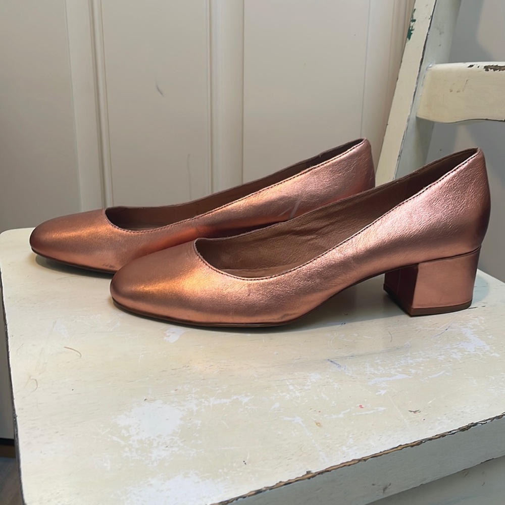 Metallic pink block heels.